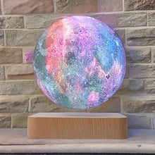 Load image into Gallery viewer, Kosmos-lampe med valnøddetræ-look base - Elegante valnøddetræs detaljer tilføjer en sofistikeret touc