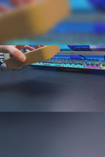 Load and play video in Gallery viewer, Oplev den futuristiske teknologi med Flowlow unikke Saturn-lampe i aktion. Se den magnetisk leviterende kugle rotere 360 grader og få et indblik i den elegante og beroligende atmosfære skabt af vores imponerende Saturn-lampe