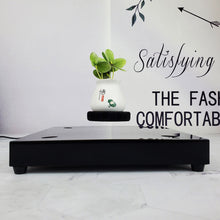 Load image into Gallery viewer, Levitationsstand med moderne design og indbyggede LED-lys, der fremhæver objekters detaljer