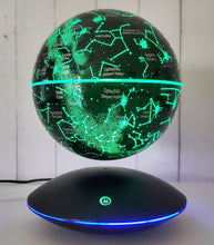 Load image into Gallery viewer, Starlight Zodiac lyskugle i grøn farve med stjernetegnsplacering.