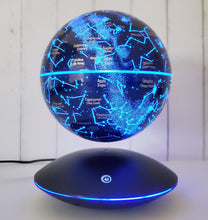 Load image into Gallery viewer, Starlight lyskugle i blå farve, der skaber en fascinerende atmosfære og fremviser mange af hilmens stjernebilleder.