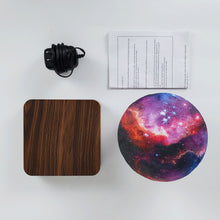 Load image into Gallery viewer, Kosmos-lampe med valnøddetræ-look base - Elegante valnøddetræs detaljer tilføjer en sofistikeret touch