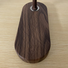 Load image into Gallery viewer, bordlampe i valnød - Elegant valnød bordlampe, der tilføjer sofistikeret stil til ethvert rum